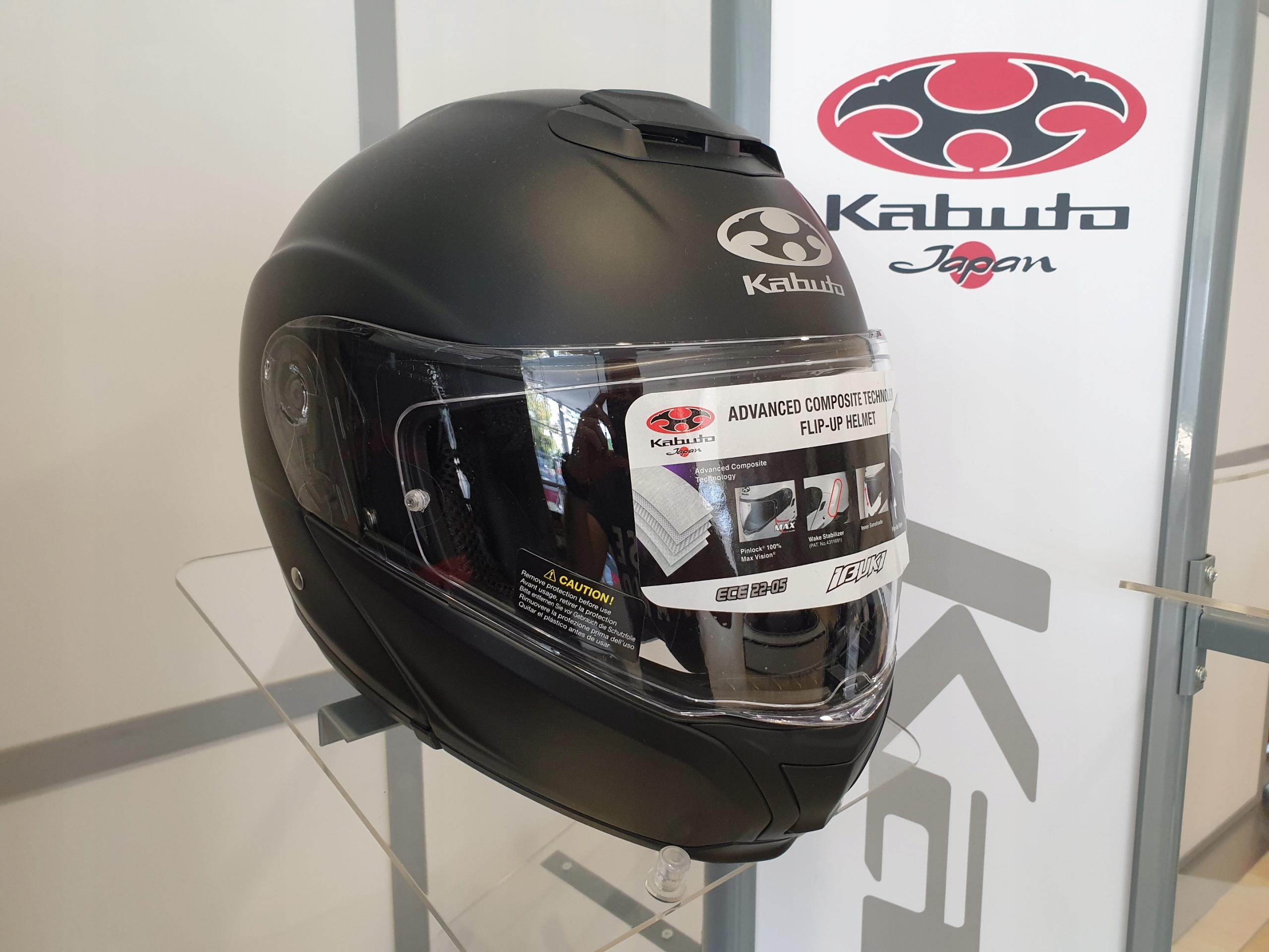 Masívna plochá čierna prilba KABUTO IBUKI - M