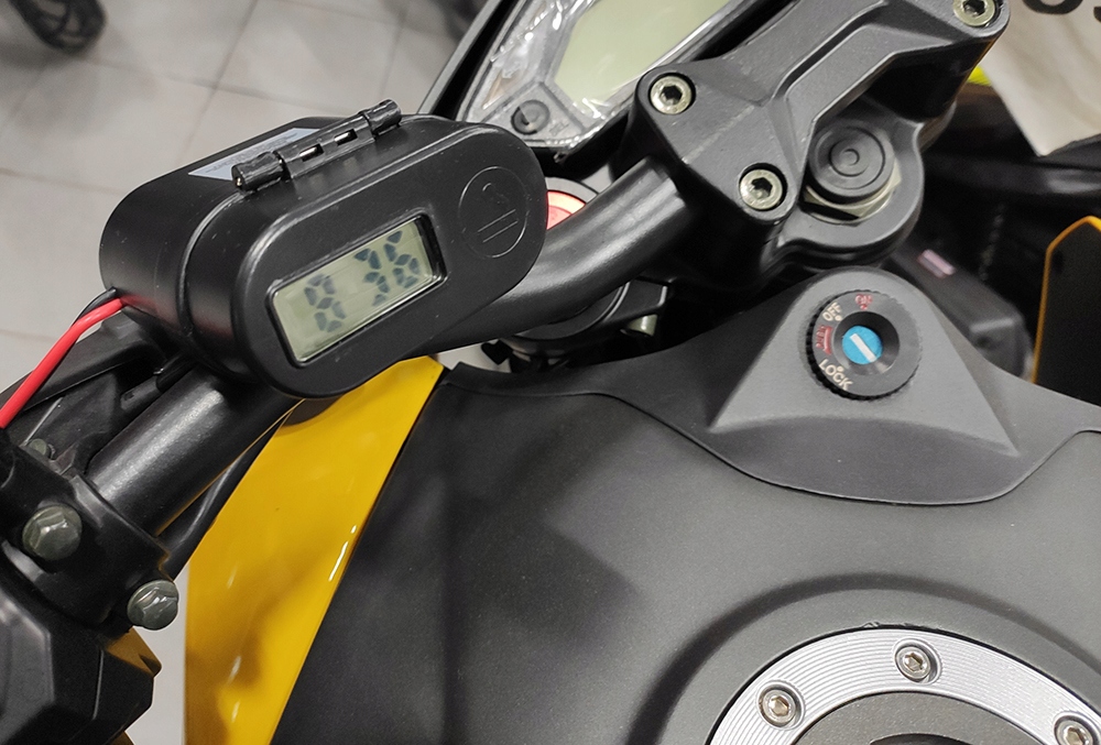 NABÍJAČKA GANIZDKO SVETLÝ 12V GPS HODINY 2xUSB