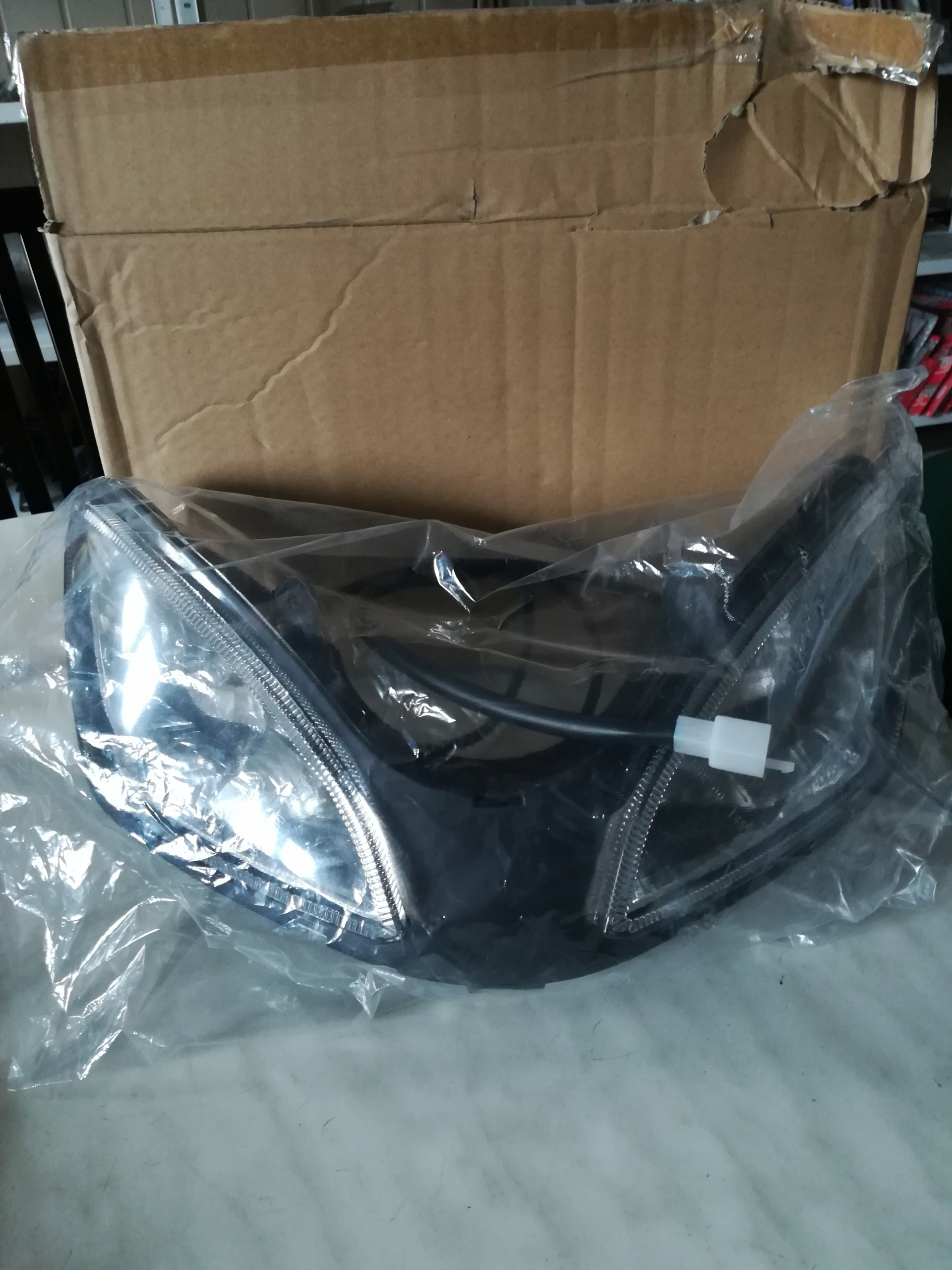 PREDNÝ SVETLOMET ZIPP PRO 50 HOM E4 12V 25W