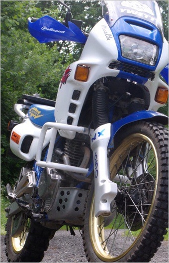 Čierne nárazníky pre kryty motora Honda NX 650 Dominator