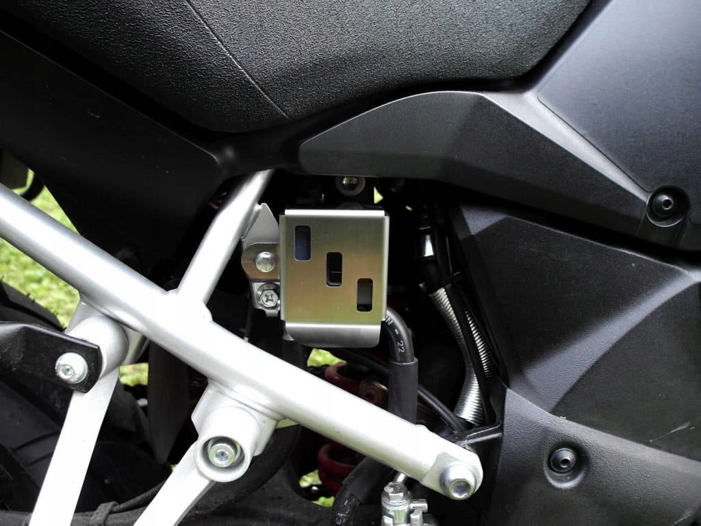 Kryt nádrže na brzdovú kvapalinu Suzuki V-