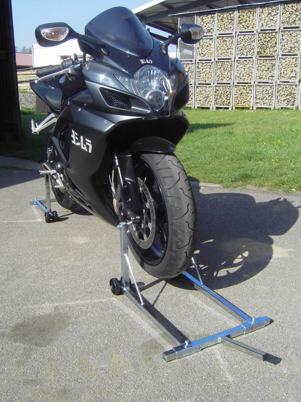 SPOJKA MOTOCYKLU NA STOJANE PREDNÉHO KOLA