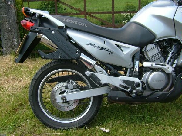 Suzuki DR 650 RSE Givi Wingrack STELAZ pod brašnami