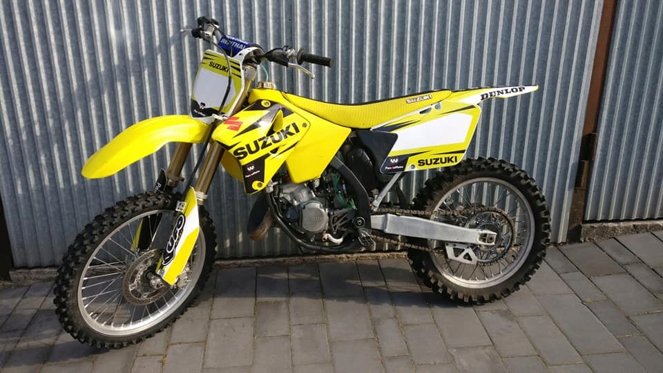 Dyha štítku Suzuki RM 125 250 2001-2008