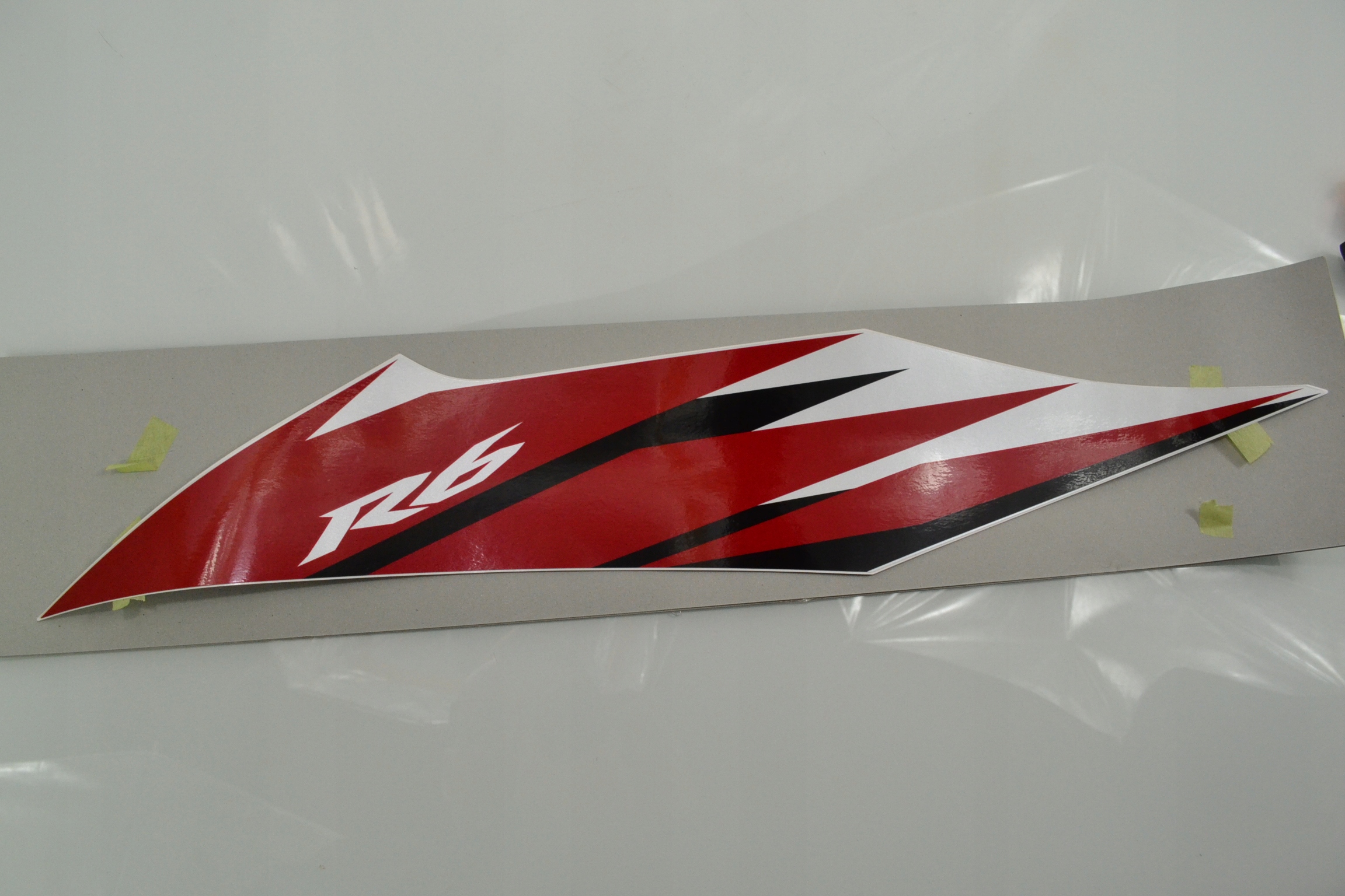 YAMAHA YZF R6 2006 BOČNÁ NÁLEPKA OEM dyha NOVINKA