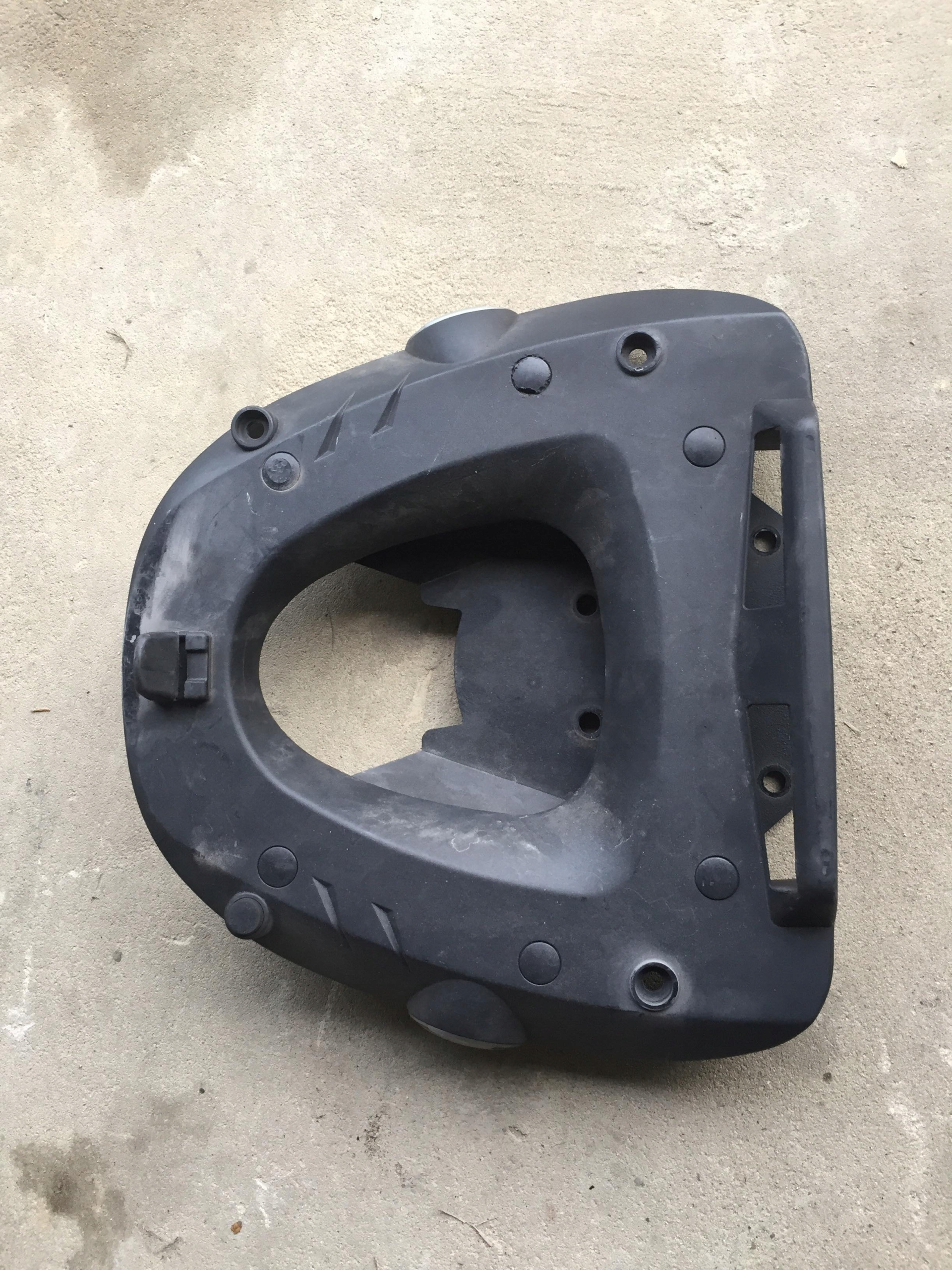 Burgman 400 2014 rám givi doska
