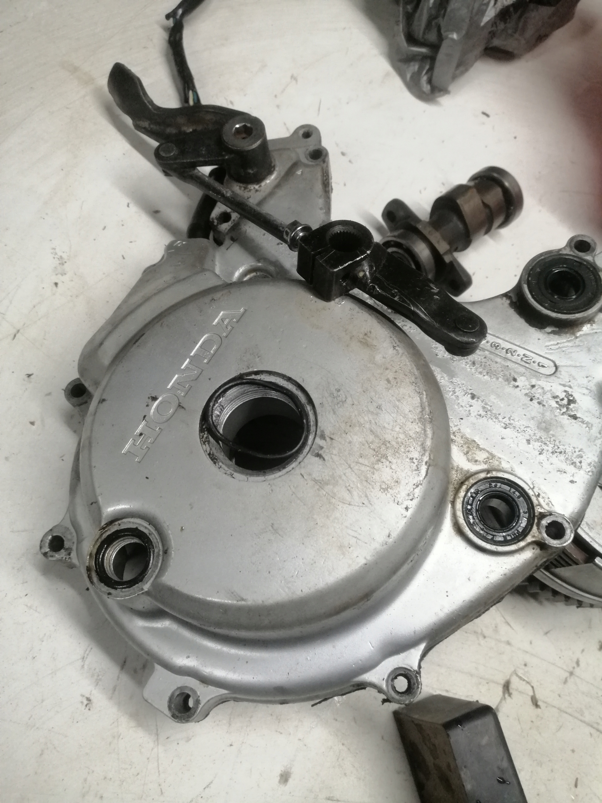 trx 250 ex náprava 93r na kryte alternátora